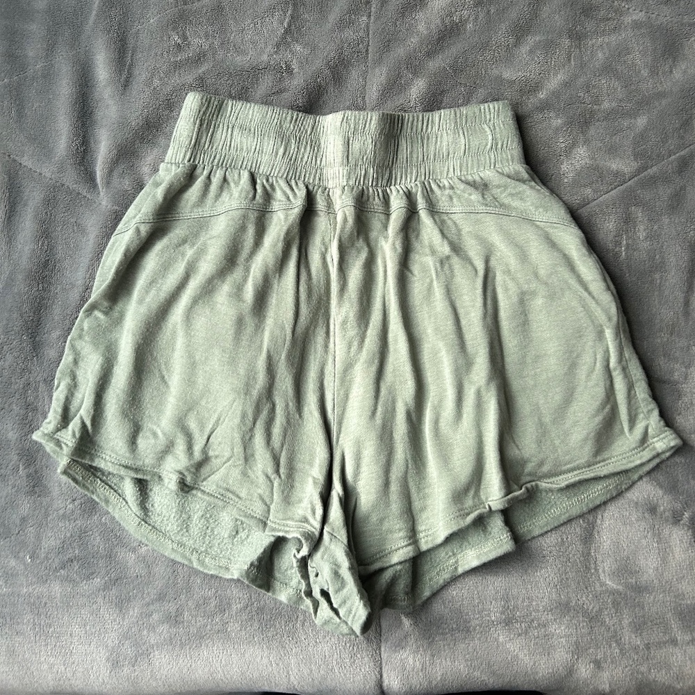 Green five the label shorts